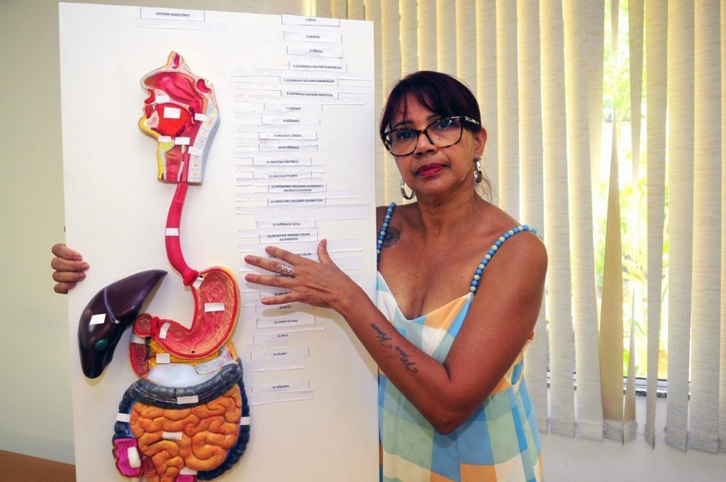 Professora da Faetec desenvolve modelo do sistema digestório adaptado para deficientes visuais