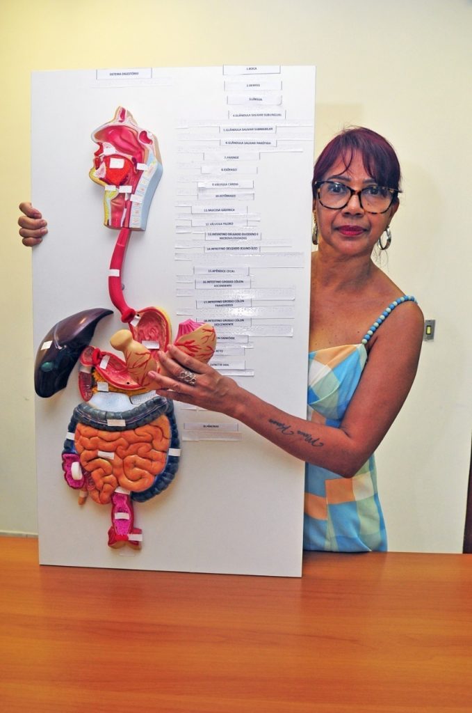 Professora da Faetec desenvolve modelo do sistema digestório adaptado para deficientes visuais