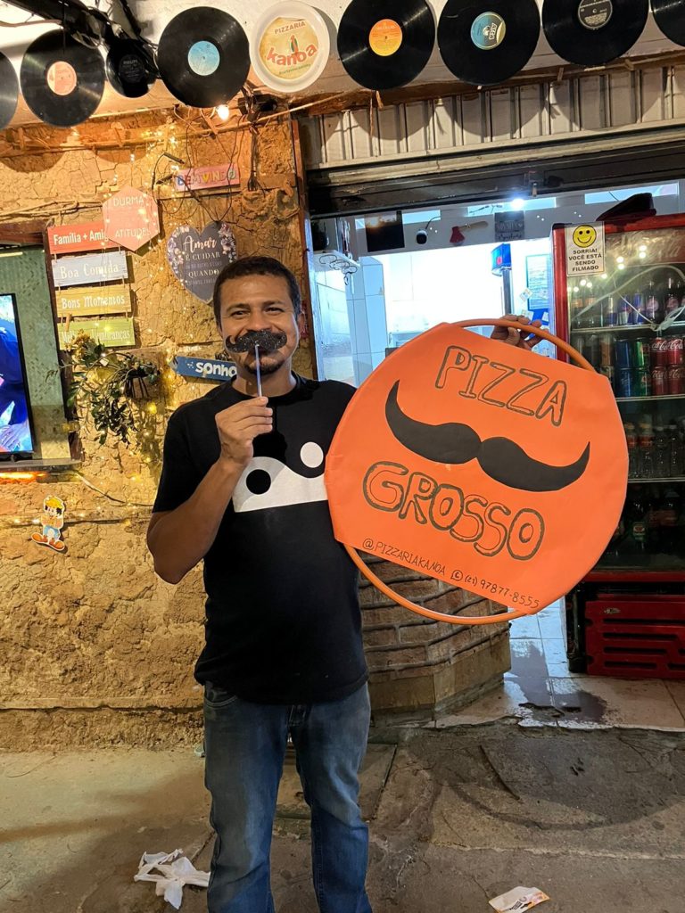 Pizzaria Bigode Grosso, em Ramos, tem promoções especiais para o Dia dos Pais