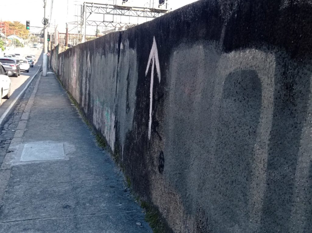 Muro na Zona Norte do Rio vira ponto de assalto