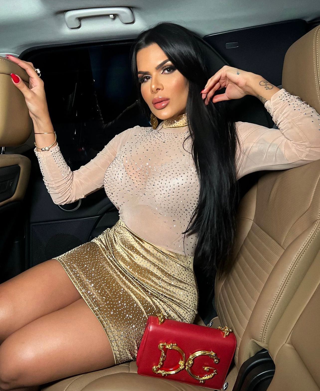 Rainha de bateria faz maquiagem inspirada em Kim Kardashian e usa bolsa de grife em noite de samba (Foto: Adriano Reis/ Palmer Assessoria de Comunicação)