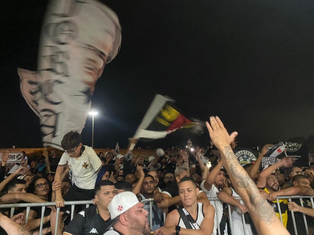 AeroPayet: meia francês desembarca no Rio de Janeiro com muita festa da torcida do Vasco