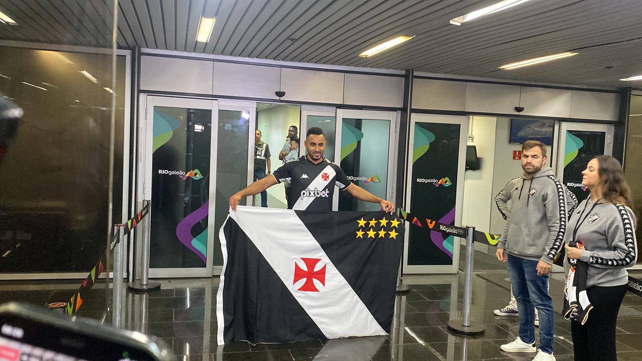 AeroPayet: meia francês desembarca no Rio de Janeiro com muita festa da torcida do Vasco