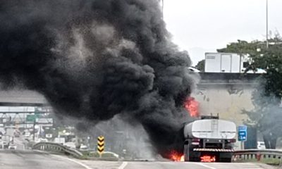 Carreta pega fogo e bloqueia parcialmente a rodovia Washington Luiz