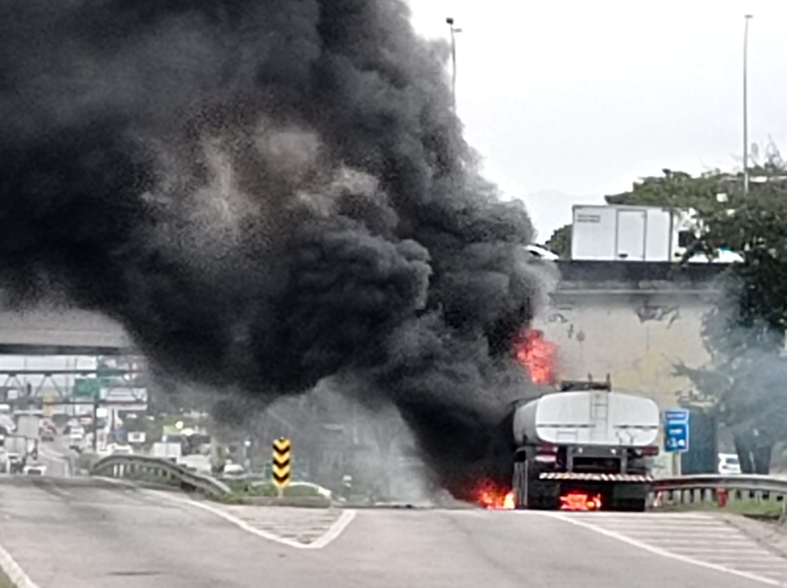 Carreta pega fogo e bloqueia parcialmente a rodovia Washington Luiz
