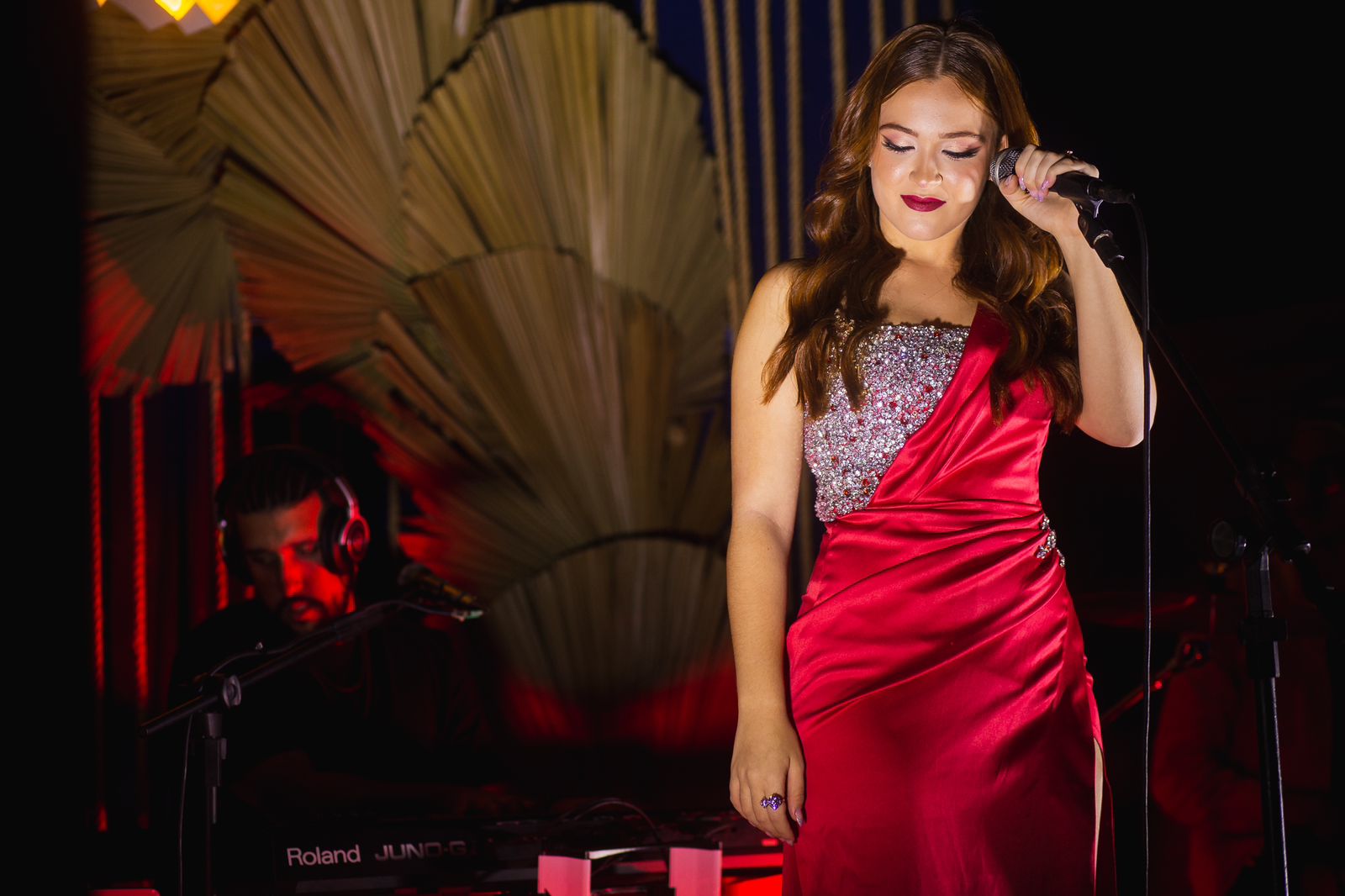 Após lançar novo single, Agatha realiza primeiro pocket show da carreira