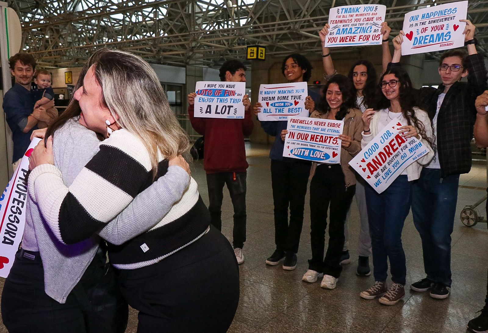 Professoras recebem surpresa no aeroporto do Galeão (Foto: Sandra Barros / Divulgação Seeduc-RJ)