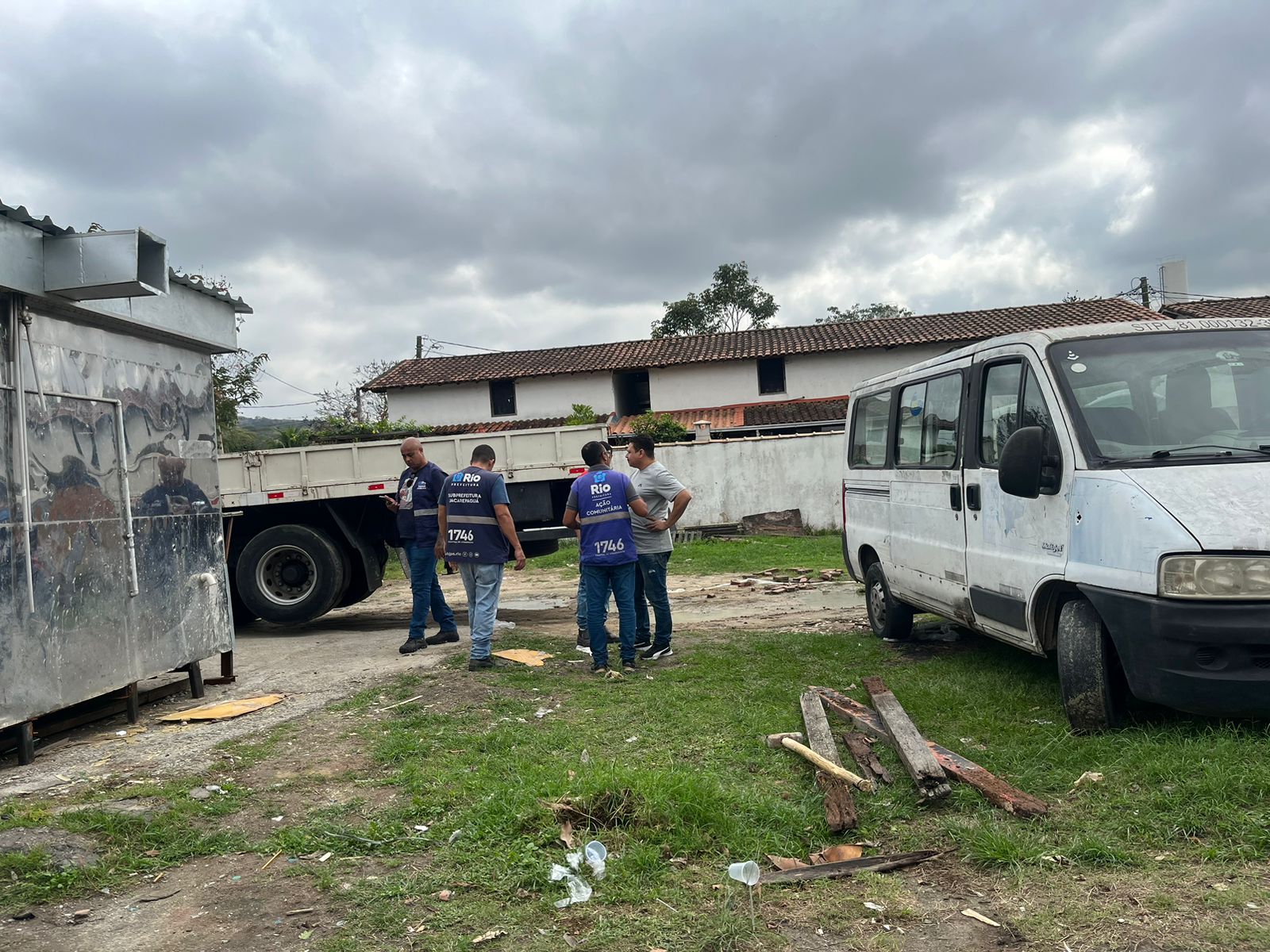 Prefeitura remove estruturas irregulares em ação em Jacarepaguá