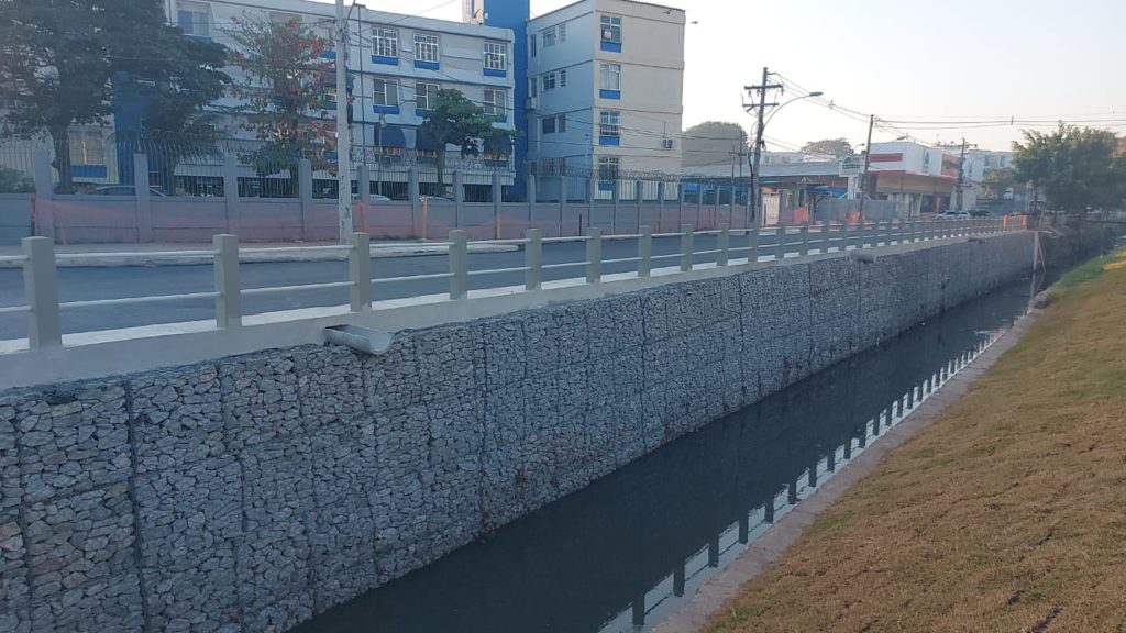 Prefeitura do Rio conclui obra no Rio dos Cachorros, em Irajá