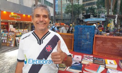 Claudio Santos, torcedor do Vasco, comemora volta do time ao Maracanã