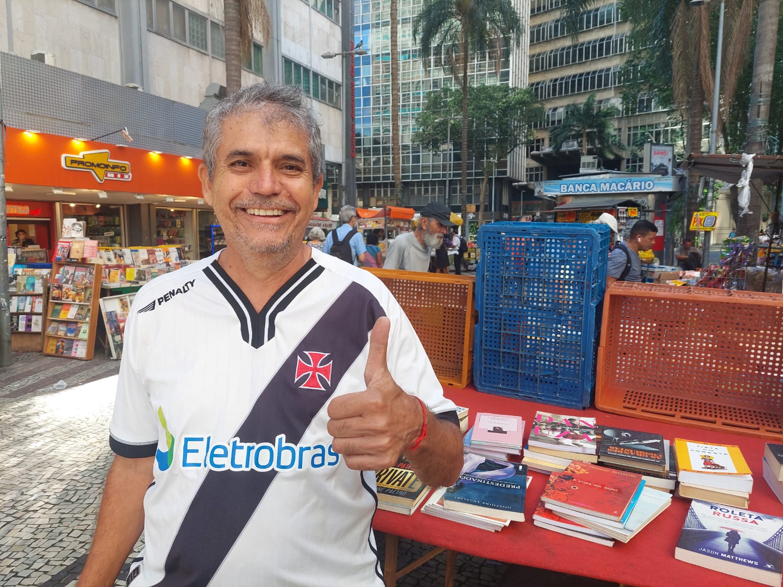 Claudio Santos, torcedor do Vasco, comemora volta do time ao Maracanã