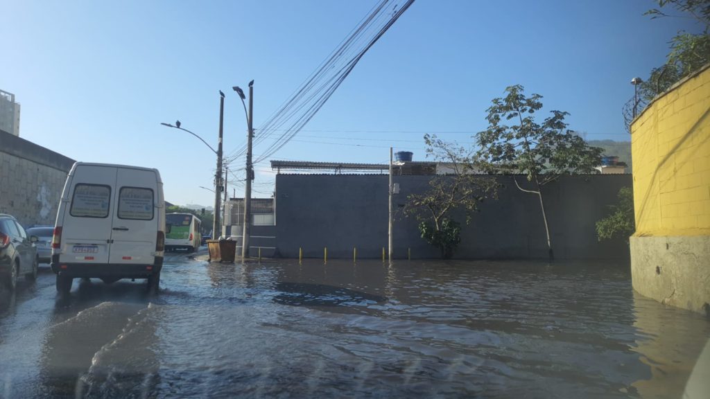 Bairos da Zona Norte do Rio ficam sem água após rompimento de adutora