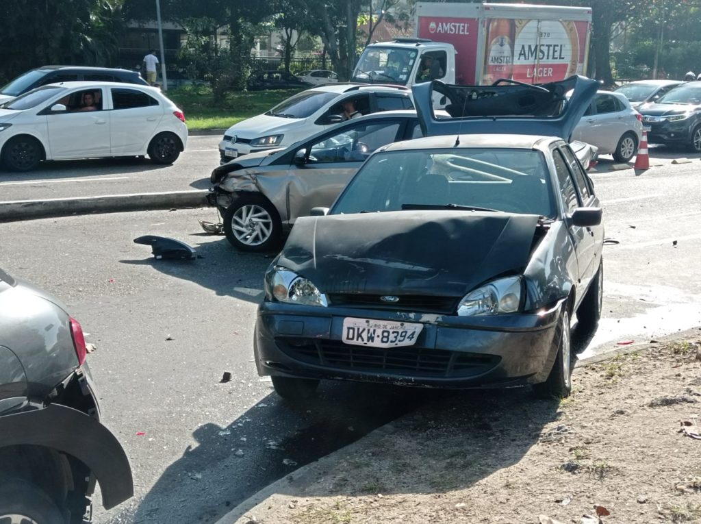 Grave acidente na Barra da Tijuca assusta motoristas e pedestres 