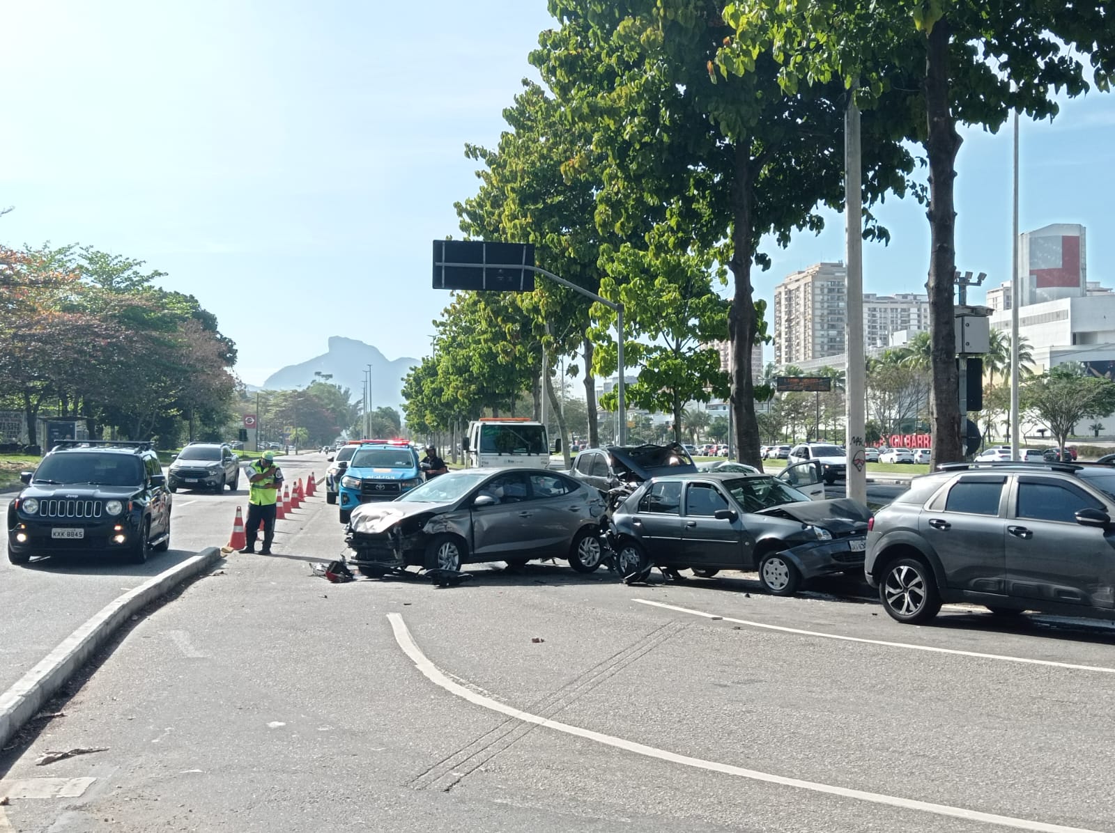 Grave acidente na Barra da Tijuca assusta motoristas e pedestres