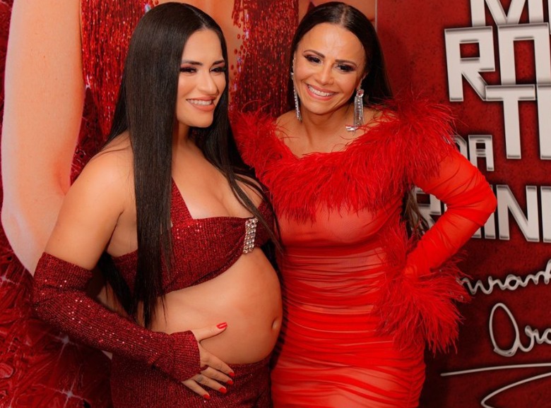 Grávida de 6 meses, Nathalia Hino samba muito e recebe conselhos sobre maternidade de Viviane Araújo (Foto: Cris Candido/ Ygor Wally/ Palmer Assessoria de Comunicação)