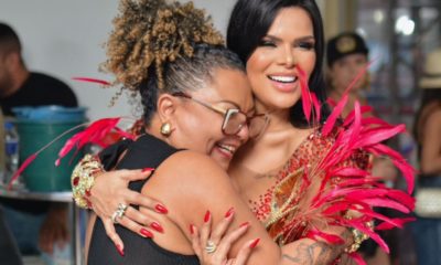 Juliana Souza recebe esposa do cantor Arlindo Cruz na quadra da União da Ilha (Foto: Adriano Reis/ Palmer Assessoria de Comunicação)