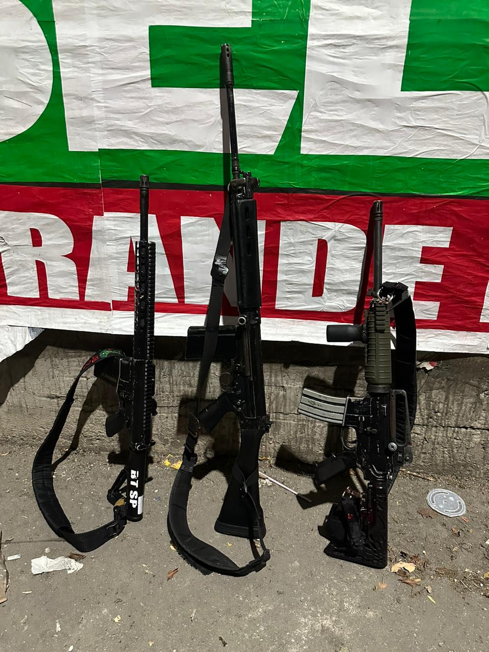 Fuzis apreendidos em operação na Baixada Fluminense