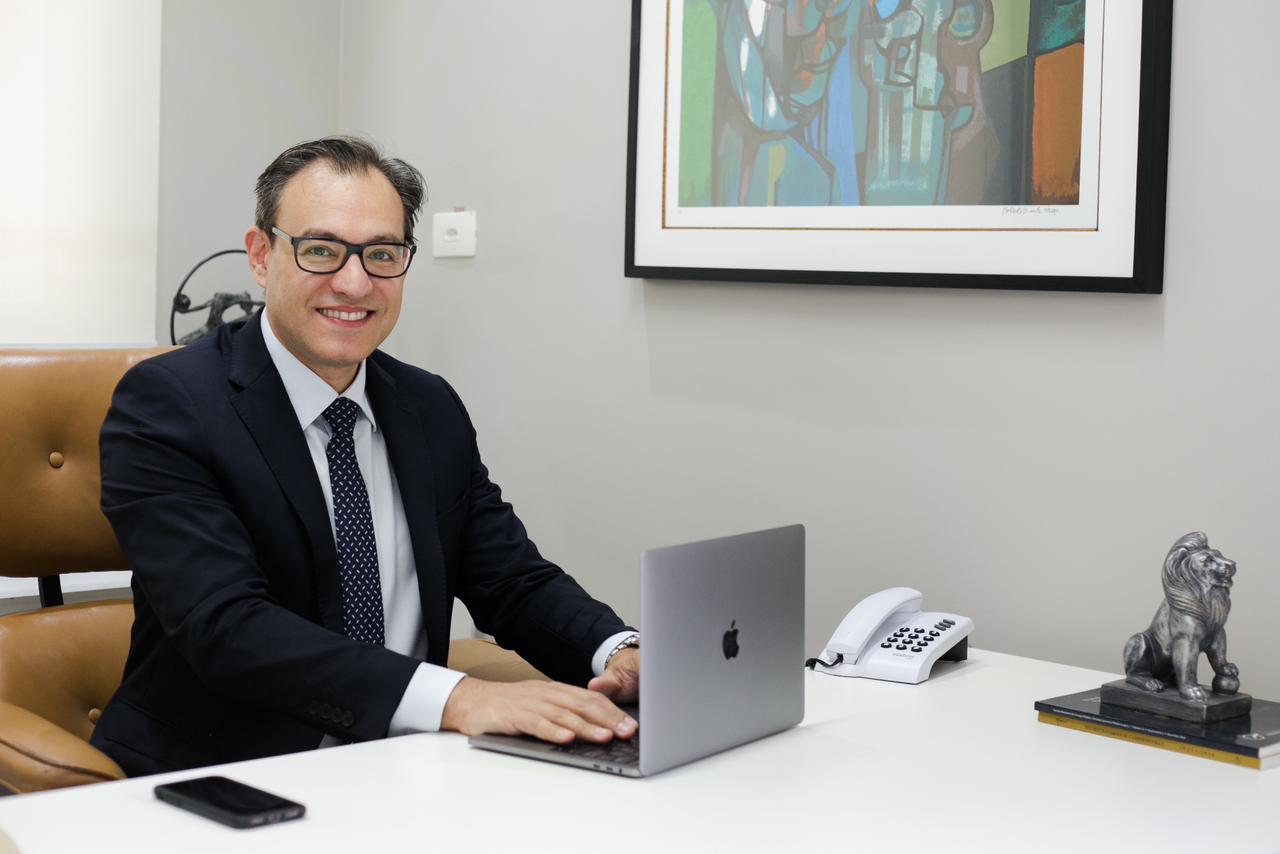 Dr. Wendell Uguetto: Inspiração para estudantes de medicina no mundo da cirurgia plástica (Foto: Divulgação)