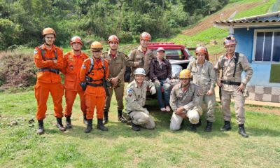 Cães farejadores dos Bombeiros do Rio encontra idoso perdido em mata na Região Serrana (Foto: Divulgação)