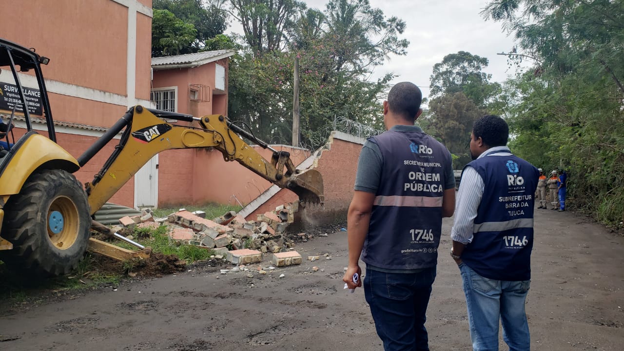 Prefeitura demole construção irregular que ocupava metade de rua no Recreio, na Zona Oeste do Rio (Foto: Divulgação/ Seop e Subprefeitura da Barra)