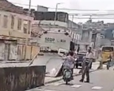 Motociclista arremessa cadeira em agentes do BRT Seguro