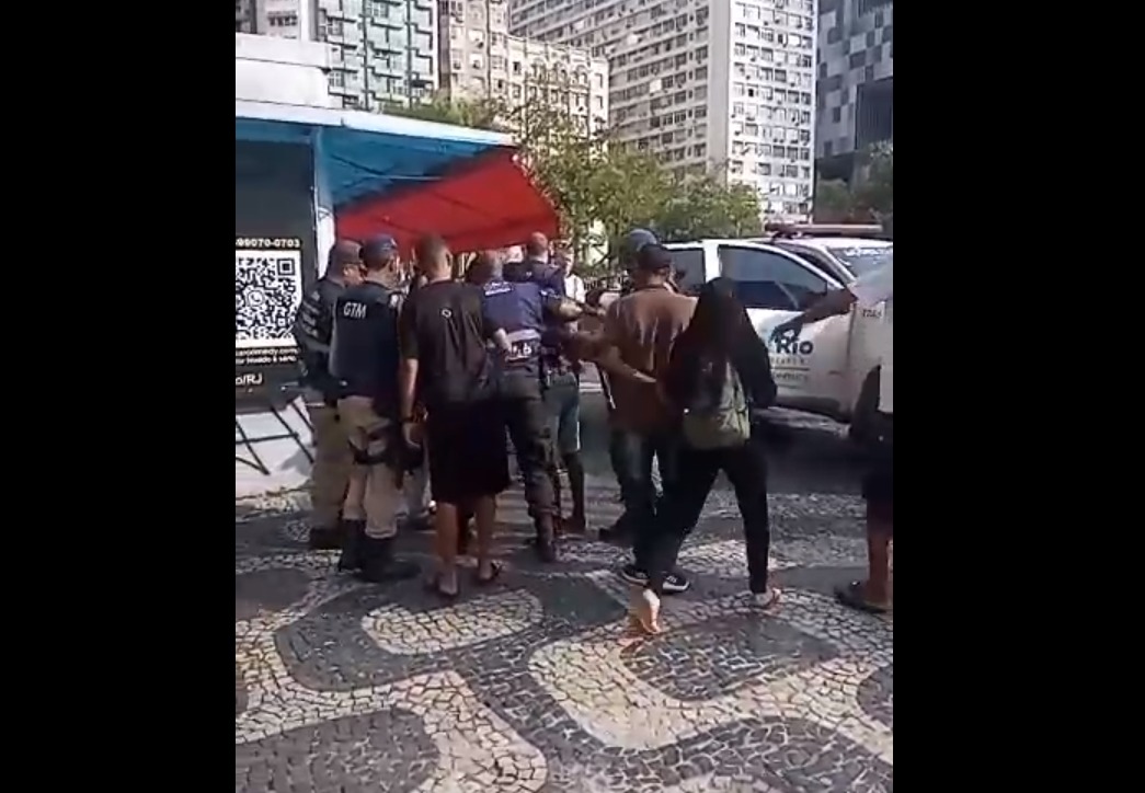 Confusão entre ambulantes no Centro do Rio termina na delegacia (Foto: Divulgação)