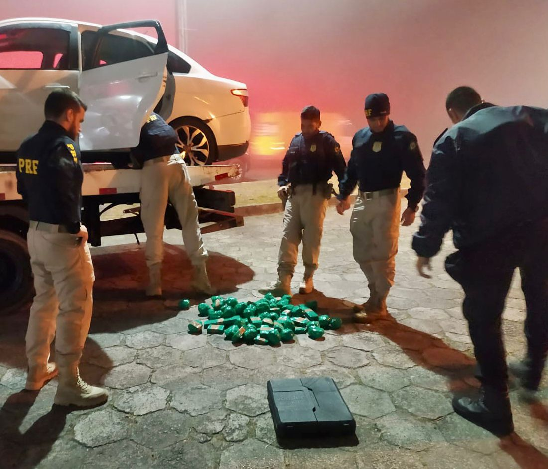 Policiais rodoviários federais e policiais militares encontram drogas escondidas em tanque de combustível em Petrópolis
