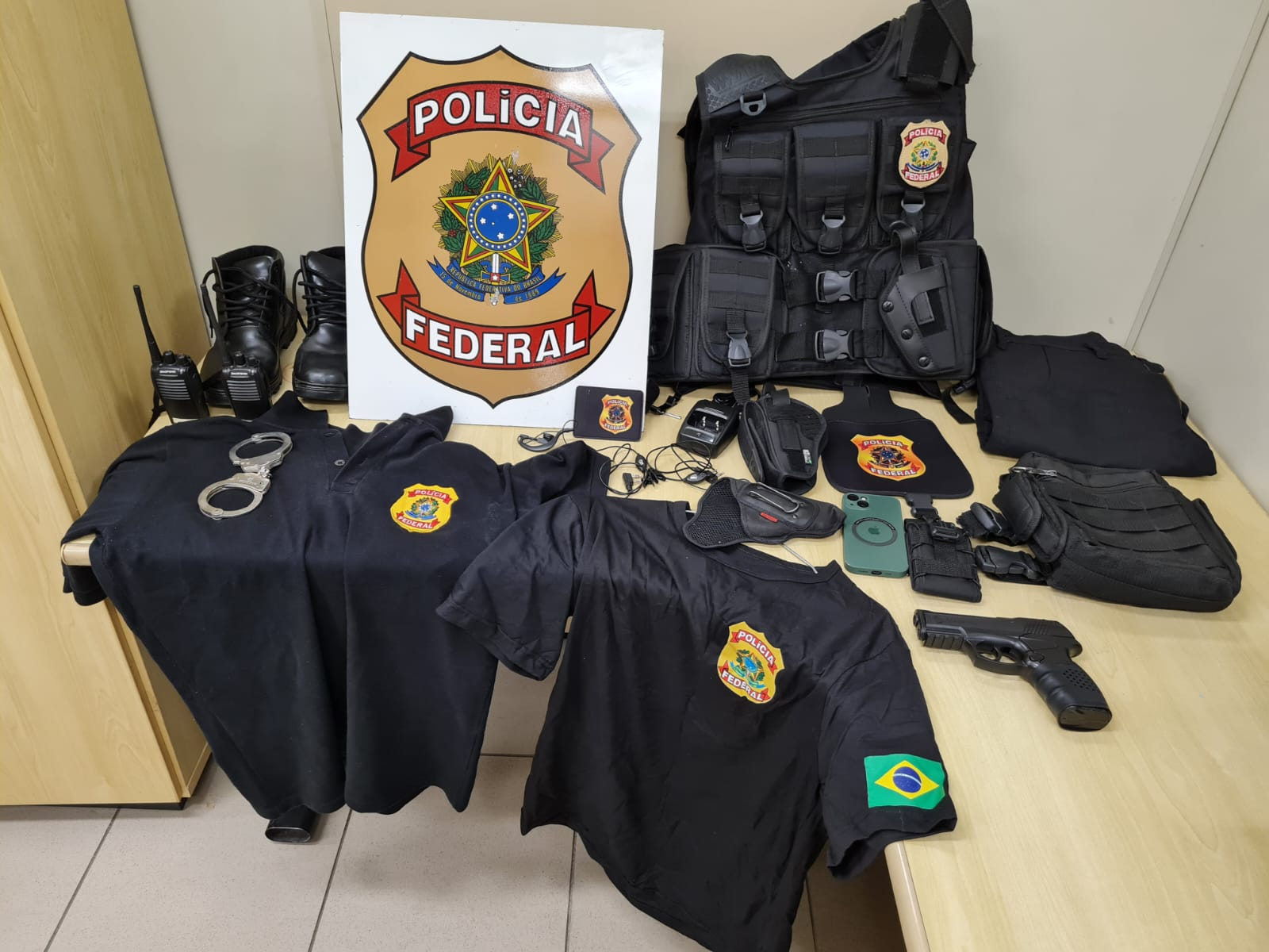 materiais apreendidos com falso policial federal em Niterói