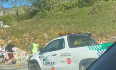 Tombamento de caminhão que transportava carga de paçoca itnerdita Serra de Petrópolis