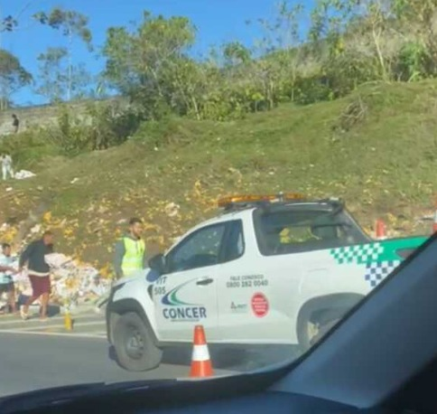 Tombamento de caminhão que transportava carga de paçoca itnerdita Serra de Petrópolis