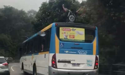 torcedores do vasco viajam no teto de ônibus após vitória contra o Atlético-MG no Maracanã