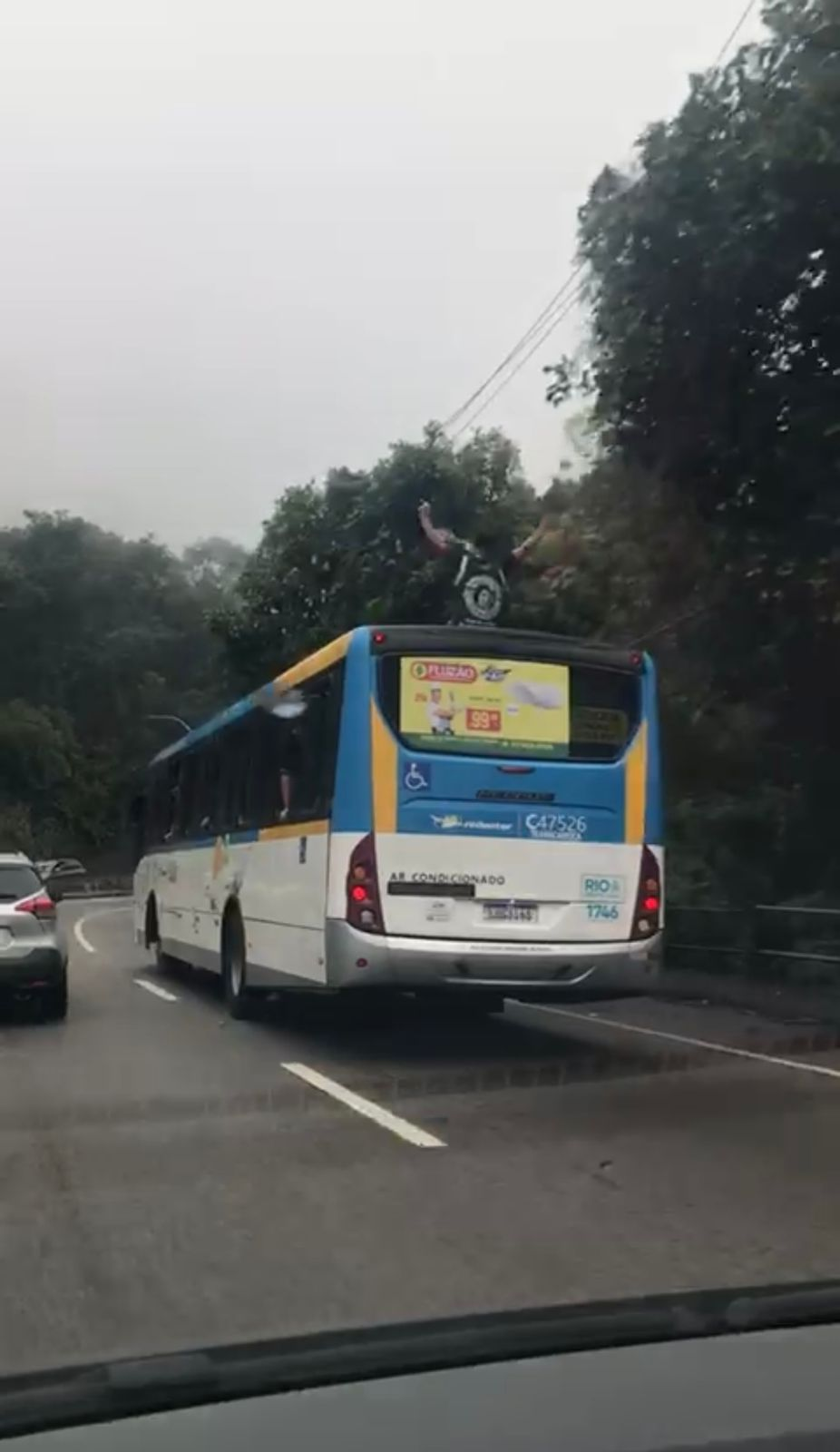 torcedores do vasco viajam no teto de ônibus após vitória contra o Atlético-MG no Maracanã