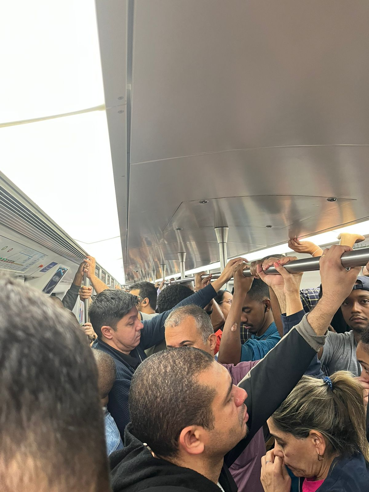 superlotação no metrô após falha no sistema de energia