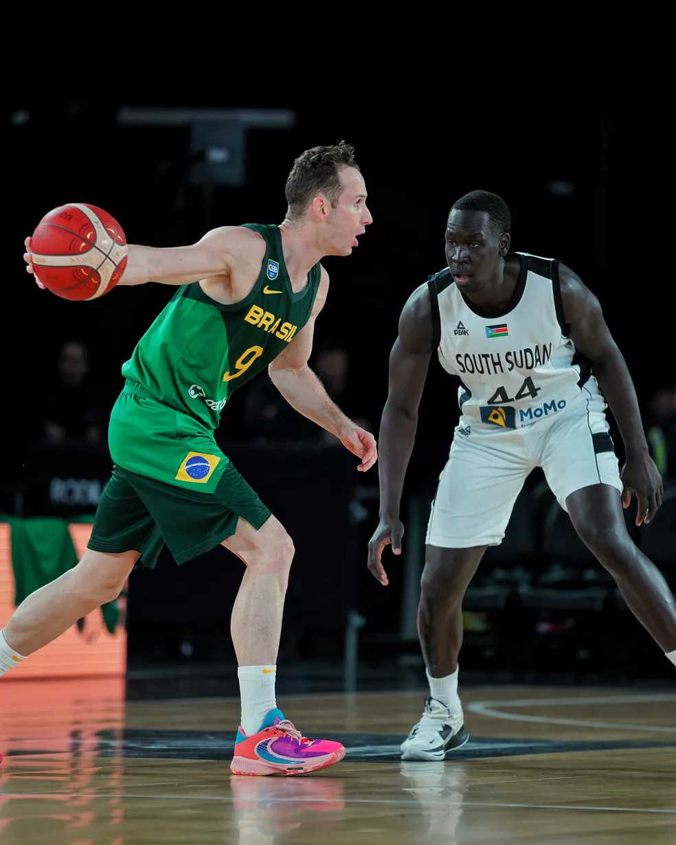 De olho no Mundial, seleção masculina de basquete bate a Argentina em  amistoso