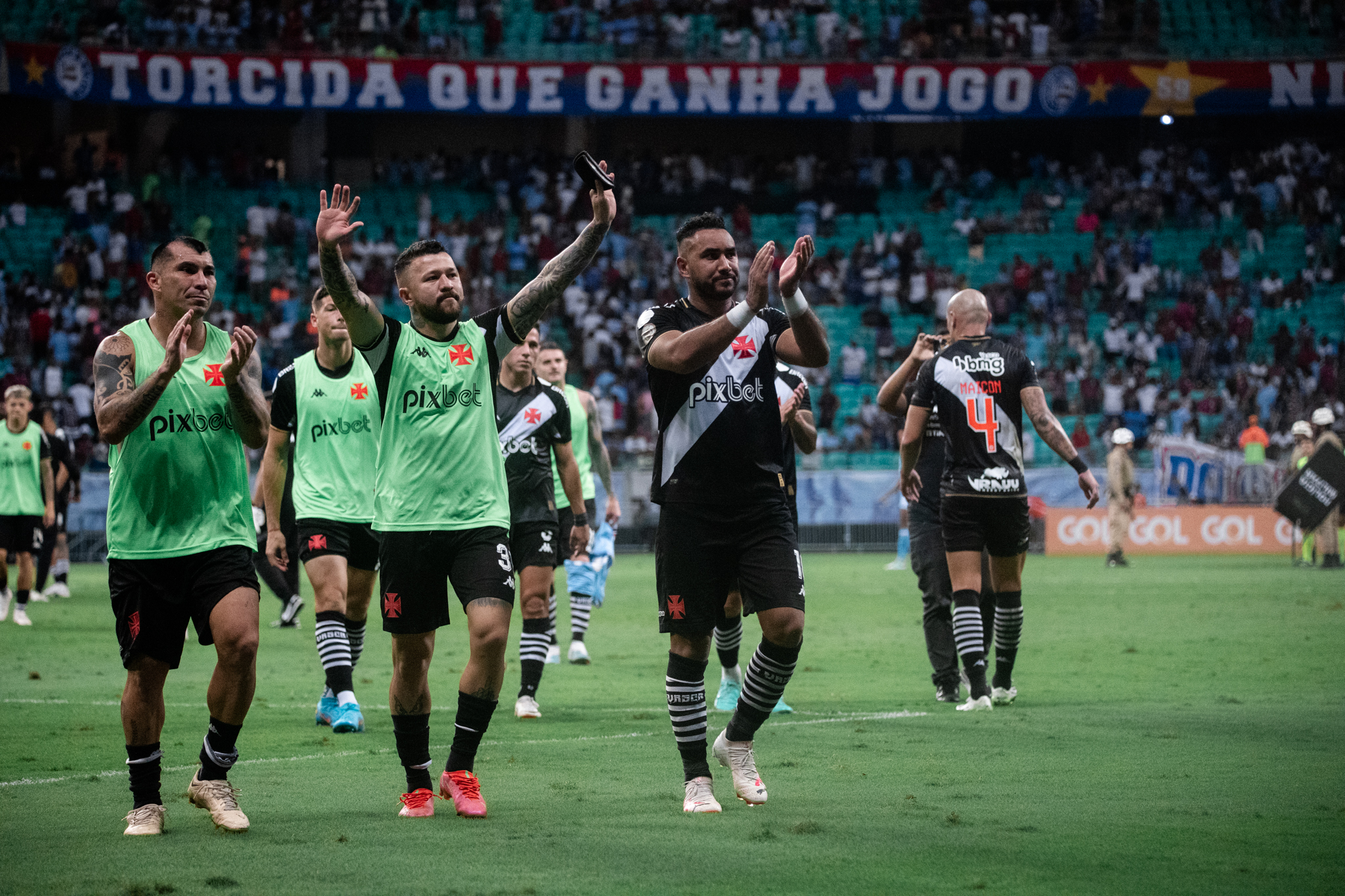 Jogo do time feminino do PSG é interrompido por fogos de artifício