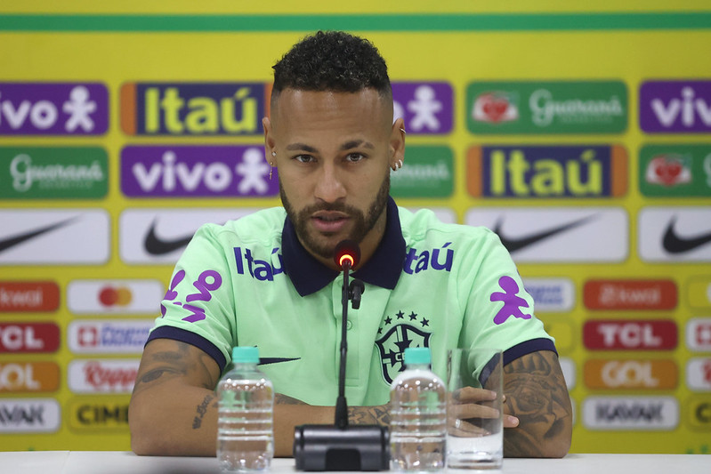Neymar em entrevista coletiva pela Seleção Brasileira.