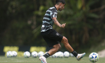 Di Plácido treinando pelo Botafogo antes do jogo com o Atlético-MG