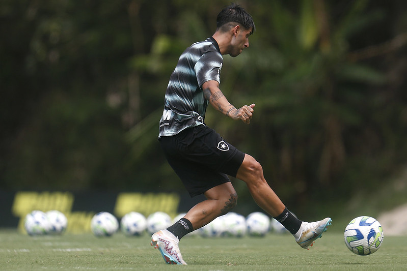 Di Plácido treinando pelo Botafogo antes do jogo com o Atlético-MG
