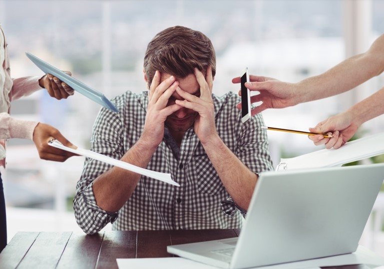 3 em cada 10 profissionais sofrem de sintomas emocionais no ambiente corporativo