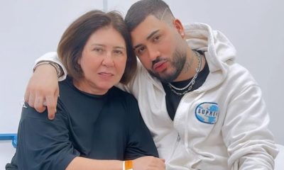 Mc Kevinho ao lado da mãe