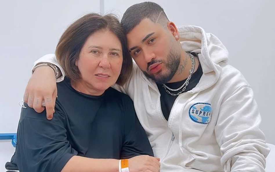 Mc Kevinho ao lado da mãe