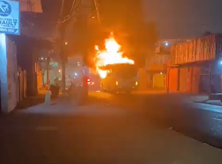 Ônibus incendiado na Baixada Fluminense