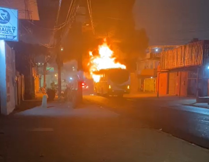 Ônibus incendiado por criminosos na Zona Norte