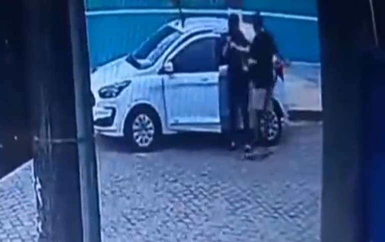 Professora é agredida por bandido em assalto no Pechincha