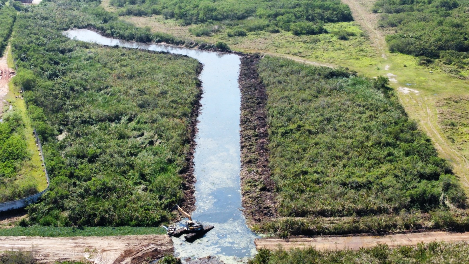 Canal do Portelo recebe serviços de limpeza da Prefeitura do Rio e ressurge em Vargem Pequena