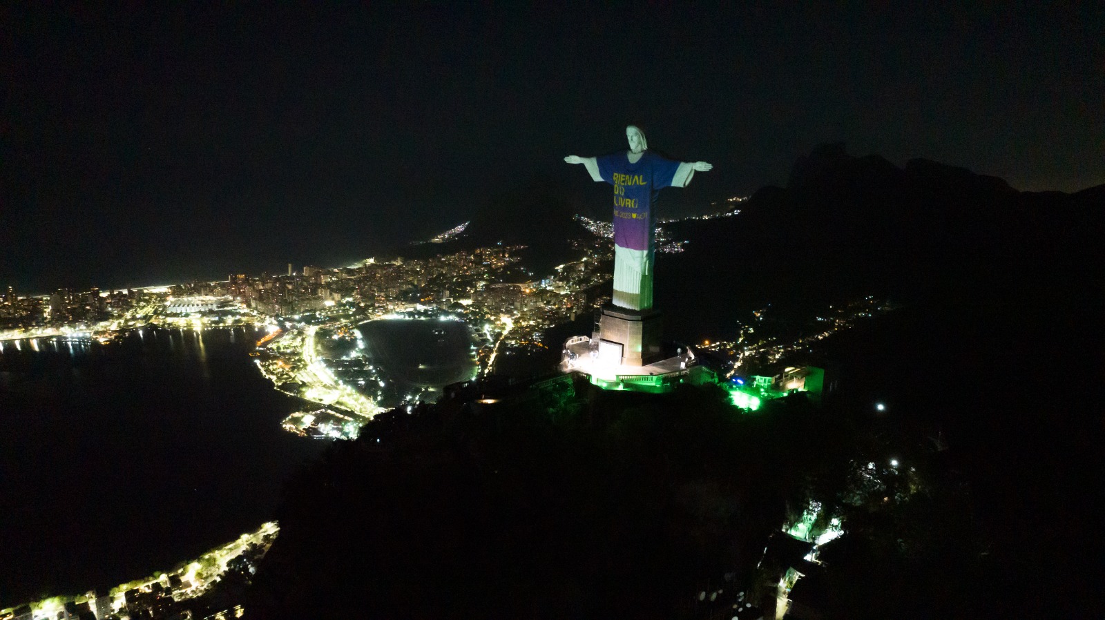 Cristo Redentor homenageia 40 anos da Bienal do Livro do Rio (Foto: Divulgação)