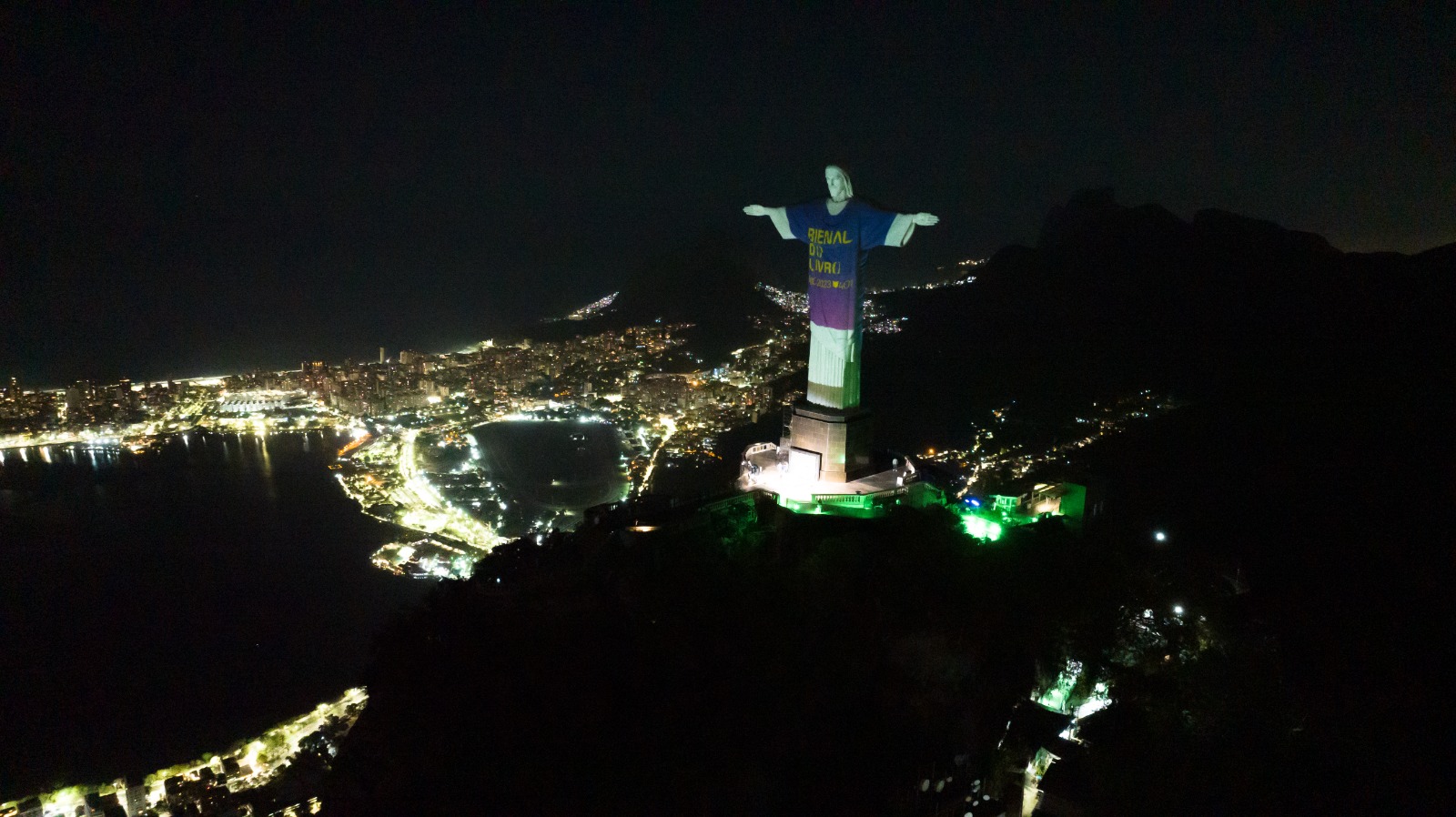 Cristo Redentor homenageia 40 anos da Bienal do Livro do Rio (Foto: Divulgação)