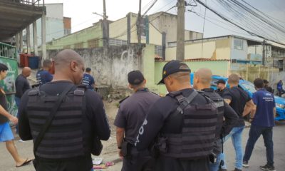 Operação conjunta entre PM, Civil e prefeitura do Rio mira ferro-velhos que recebem materiais roubados na Mangueira