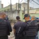 Operação conjunta entre PM, Civil e prefeitura do Rio mira ferro-velhos que recebem materiais roubados na Mangueira