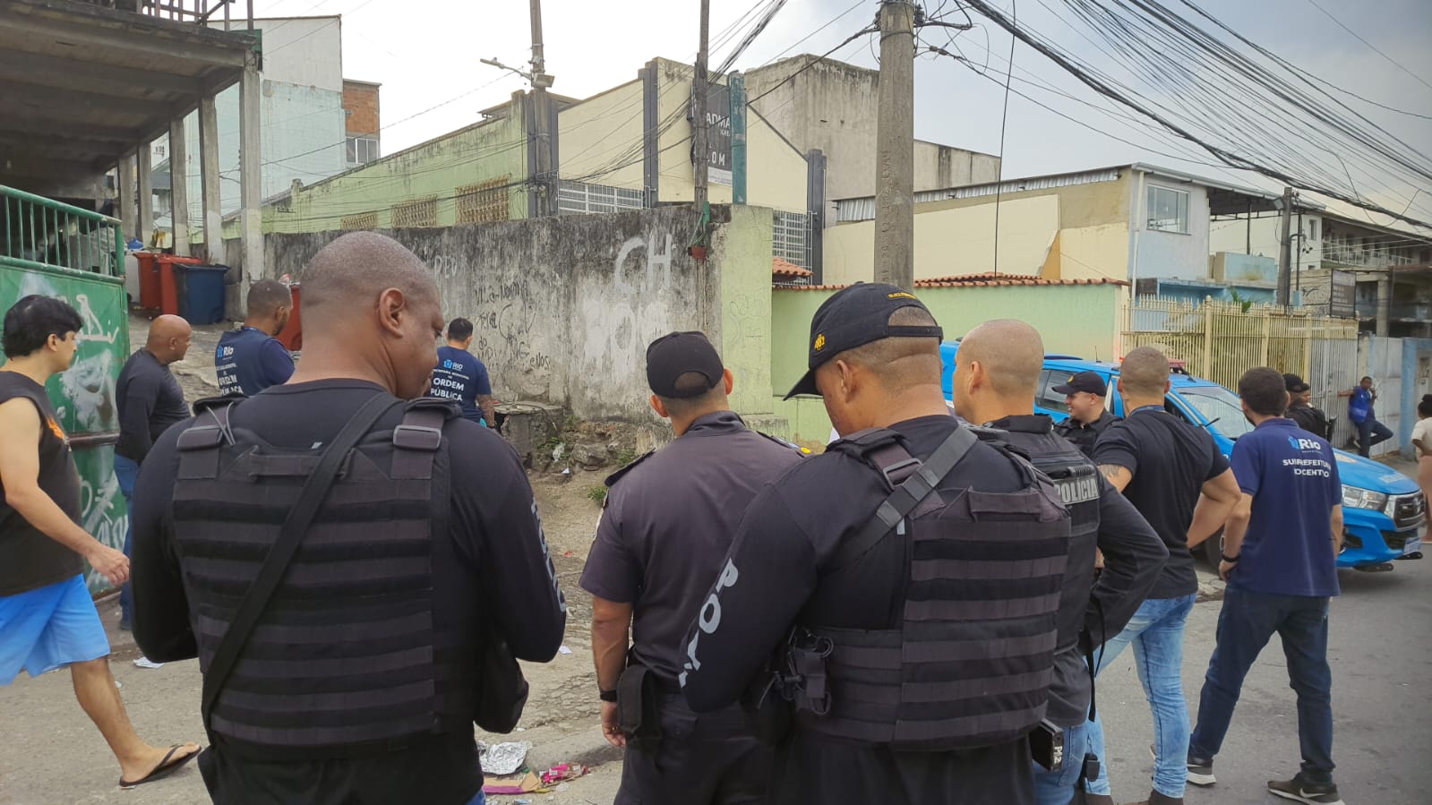 Operação conjunta entre PM, Civil e prefeitura do Rio mira ferro-velhos que recebem materiais roubados na Mangueira